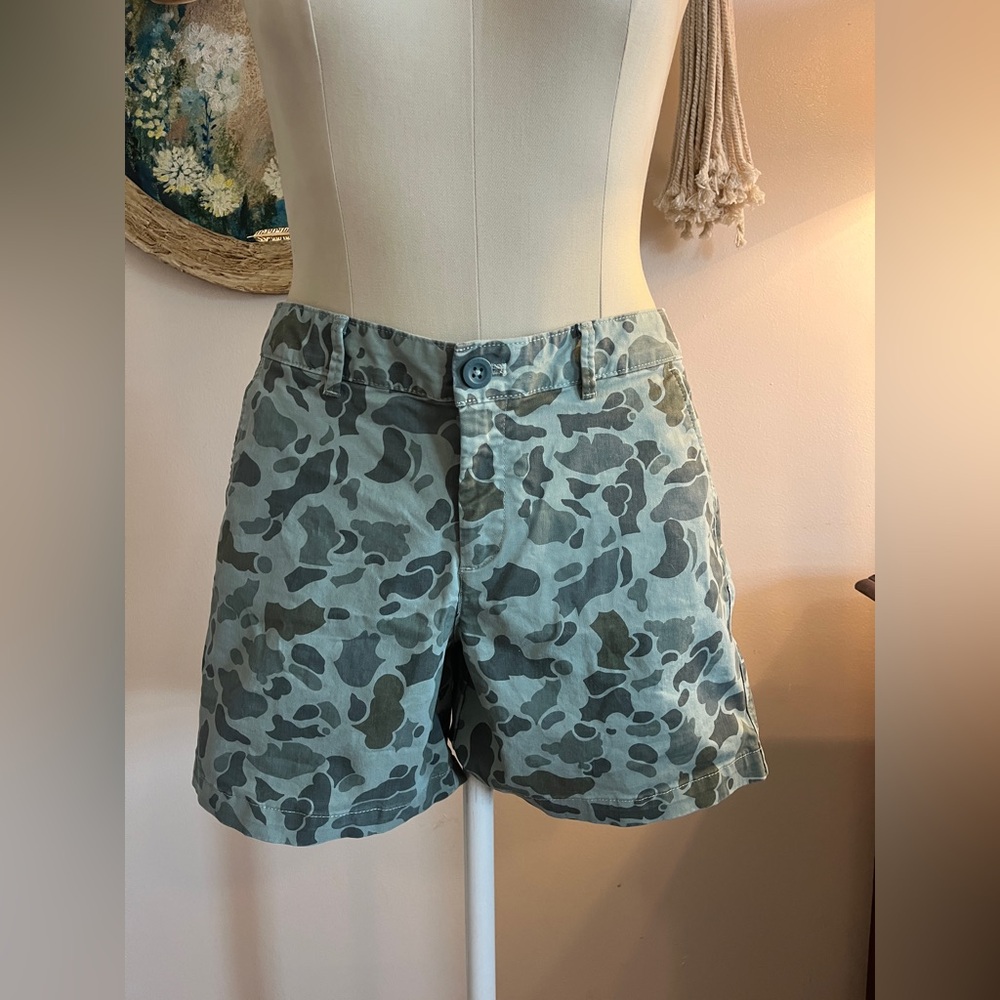 Eddie Bauer boyfriend midrise stretch cameo short. Size 8
